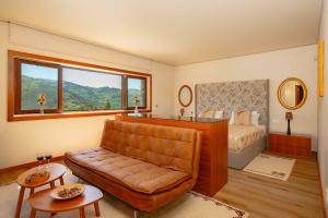 Penha LongaQuinta de Cabanas Douro - By Unlock Hotels的一间卧室配有沙发和一张带窗户的床
