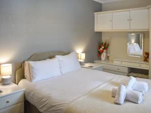 凯西克Courtyard View的卧室配有白色床和毛巾