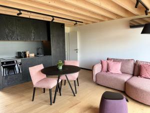 杜柏Durbuy Insolite - Natural Escape的客厅配有沙发和桌椅