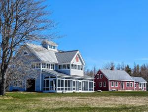 MilbridgeOceanside Saltwater Farm House NEW的一座白色的大房子,有红色的房子