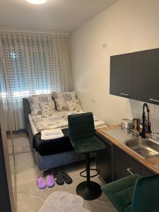 杜伊斯堡Apartment 2 in Duisburg-Mitte, Altstadt的一间卧室配有一张床和一张桌子及椅子