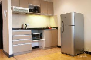 圣马丁德洛斯Departamentos - Belgrano 810的厨房配有不锈钢冰箱