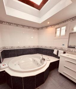 锡切斯塞利玛尔酒店的带浴缸和盥洗盆的大浴室
