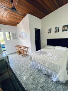 马利西亚斯Maré Alta Suites - Maresias的一间卧室配有一张床和一张桌子