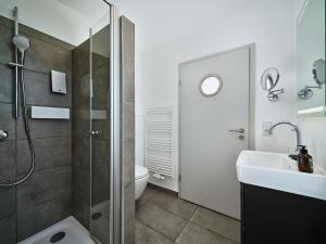 卡罗利嫩西尔Hotel Siebzehn80的带淋浴和盥洗盆的浴室