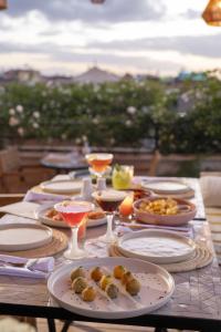 马拉喀什Almaha Marrakech Restaurant & SPA的餐桌,带餐盘和酒杯