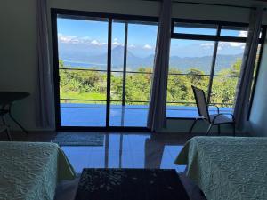 蒙泰韦尔德哥斯达黎加维斯塔沃狄小屋的客房设有两张床和大窗户。
