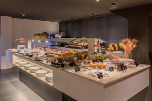 巴塞罗那巴西诺大酒店的包含多种不同食物的自助餐