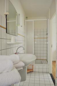 EibergenBed&Breakfast hotel de Greune Weide的白色的浴室设有水槽和淋浴。