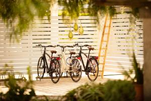 乌贾诺拉基耶萨Borgo Mulino a Vento - Resort的两辆自行车停在门廊旁