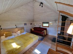 尤卡斯耶尔维Reindeer Lodge的一间卧室配有一张床和一个沙发