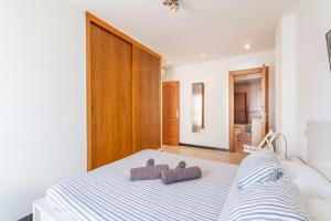 马略卡岛帕尔马Can Marineta的一间卧室配有一张床,上面有两条毛巾