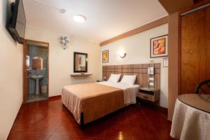 利马波希米亚酒店的一间酒店客房 - 带一张床和一间浴室