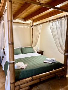 夏卡B&B Antico Caricatore - Ex B&B Porta di Mare的一间卧室配有一张带绿床单的天蓬床