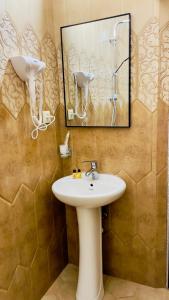 T'mogviHotel Hobbiton的一间带水槽和镜子的浴室