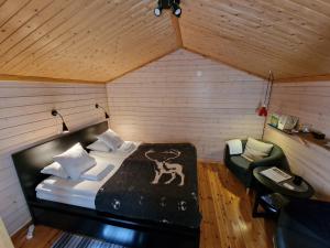 尤卡斯耶尔维Reindeer Lodge的一间卧室,卧室内配有一张床和一把椅子