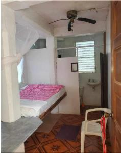 蓬塔戈尔达Schmidt’s Natures Way Guesthouse的一间卧室配有一张床和一把椅子