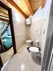 夏卡B&B Antico Caricatore - Ex B&B Porta di Mare的一间带卫生间的浴室和一张位于客房内的床。