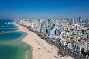 特拉维夫The David Kempinski Tel Aviv的享有海滩和海洋的空中景致
