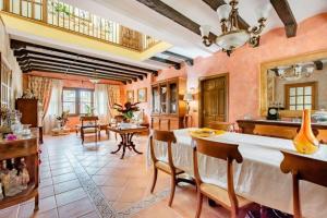 Vinyols i els ArcsMasia Castellvi的一间厨房和带粉红色墙壁的用餐室