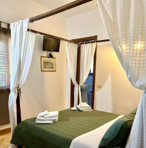 夏卡B&B Antico Caricatore - Ex B&B Porta di Mare的一间卧室配有带毛巾的床