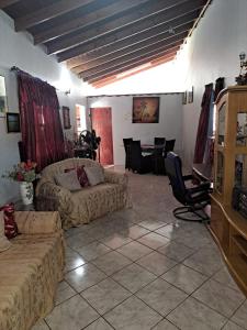 RomneysCozy 2BR/1BA retreat in St.Kitts close to airport的客厅配有沙发和桌子