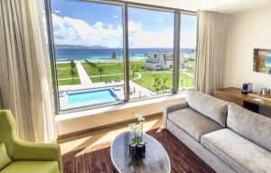 Rendezvous BeachAurora Anguilla Resort & Golf Club的带沙发的客厅,享有海景