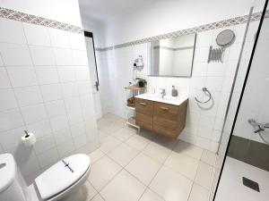 阿雷西费Mahostly Apartamento Comillas PB的浴室配有卫生间、盥洗盆和淋浴。