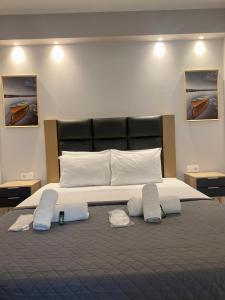 帕拉利亚卡泰里尼斯THOMAS STUDIOS & APARTMENTS PARALIA的一间卧室配有一张大床和两个枕头