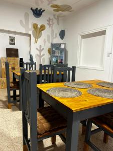 卢汉德库约JURAMA的用餐室配有木桌和椅子