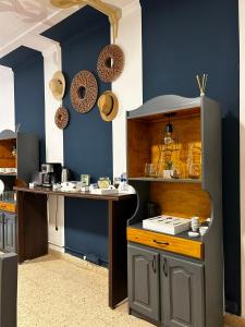卢汉德库约JURAMA的厨房设有蓝色的墙壁和带台面的台面