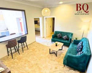 布赖代البندقية للخدمات الفندقية BQ HOTEL SUITES的客厅配有两张绿色沙发和一张桌子