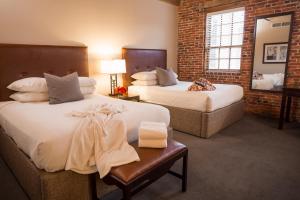 兰开斯特软木厂酒店的酒店客房设有两张床和窗户。