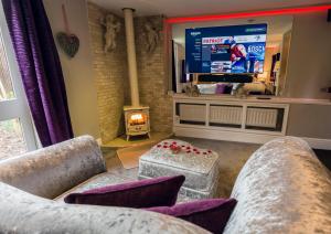 鲍内斯温德米尔Aphrodites Group的客厅配有两张沙发和一台大屏幕电视