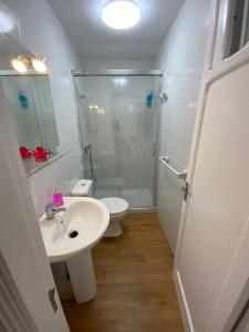 拉加里塔La Garita Bay Apartments的带淋浴、盥洗盆和卫生间的浴室