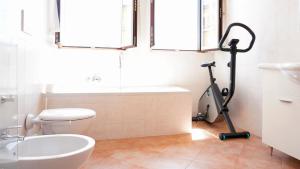 米兰L' appartamento sul Naviglio的浴室配有卫生间、浴缸和真空吸尘器。