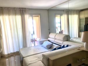 蒙特卡罗Monaco Port de Fontvieille elegant terraced apartment with Garden View and Pool Access的带沙发和大镜子的客厅