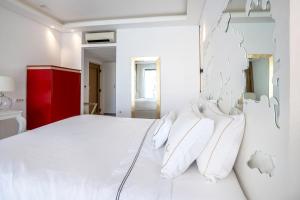 科斯镇钻石豪华酒店－仅限成年人的卧室配有白色的床铺和白色的枕头