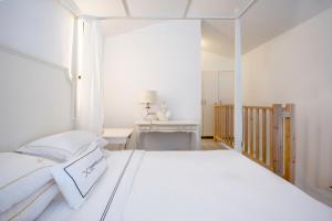 科斯镇钻石豪华酒店－仅限成年人的白色卧室配有白色的床和书桌
