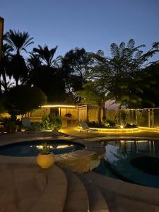 卢克索House of Hathor的夜间在院子里的游泳池
