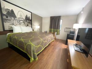 尤里卡尤里卡速8酒店/六旗附近的配有一张床和一张书桌的酒店客房