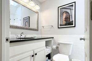 波士顿纽伯里宾馆的一间带水槽、卫生间和镜子的浴室