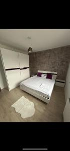 康斯坦察VD Apartament的卧室配有一张大床和白色地毯。