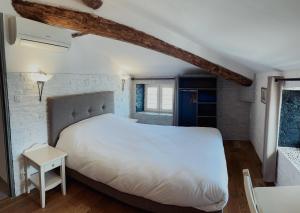 马奇纳奇奥滨海德奥罗酒店的卧室设有一张白色大床和一扇窗户。