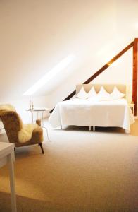 汉诺威斯威特克莱门汀住宿加早餐旅馆的卧室配有白色的床和椅子