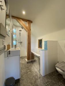 皮滕Casaprisco的浴室配有卫生间、盥洗盆和浴缸。