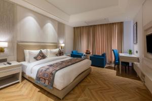 阿姆利则Sandoz Amritsar - Lawrence Road的配有一张床和一张书桌的酒店客房