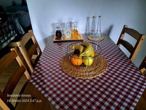 斯巴达Zoe garden home的一张桌子,上面有一篮水果,放在摆在桌布上