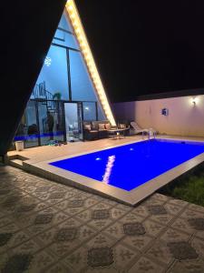 盖贝莱Gabala Twin A Frame Villas的一座大蓝色游泳池