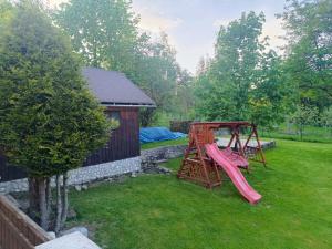 利普托斯基米库拉斯Privát Majo的院子里的游乐场,配有粉红色滑梯